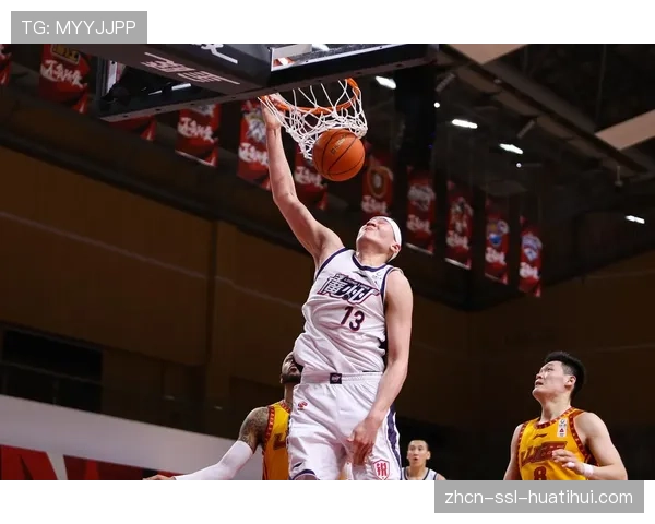 年轻中锋余嘉豪与李炎哲内线肉搏，两人六犯离场